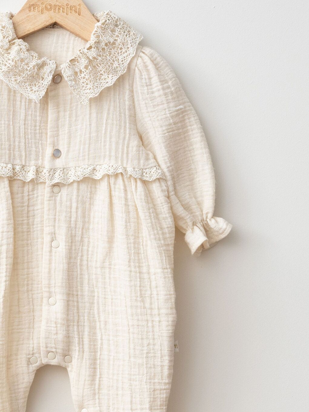 Bej Bisiklet Yaka Uzun Kollu Dantel Detaylı Kız Bebek Tulum-1