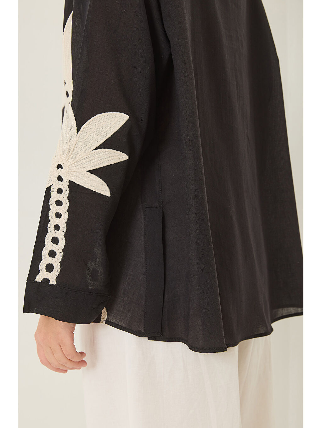 Siyah Kadın Palmiye İşlemeli Uzun Kollu Keten Gömlek-6