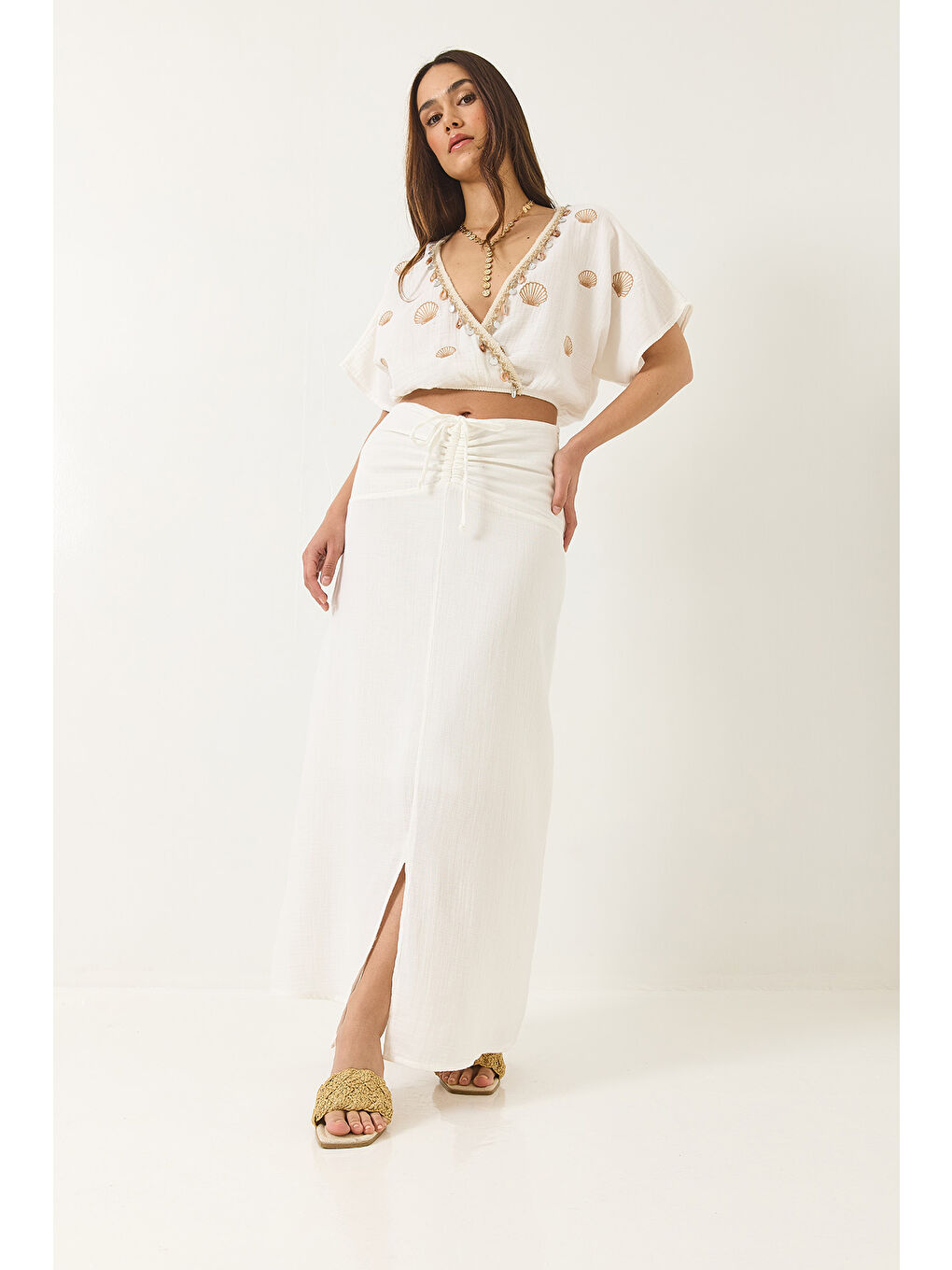 Ekru Kadın Beli Büzgülü Yırtmaçlı Astarlı Nakışlı Deniz Kabuğu Detaylı Alt-Üst Takım-1