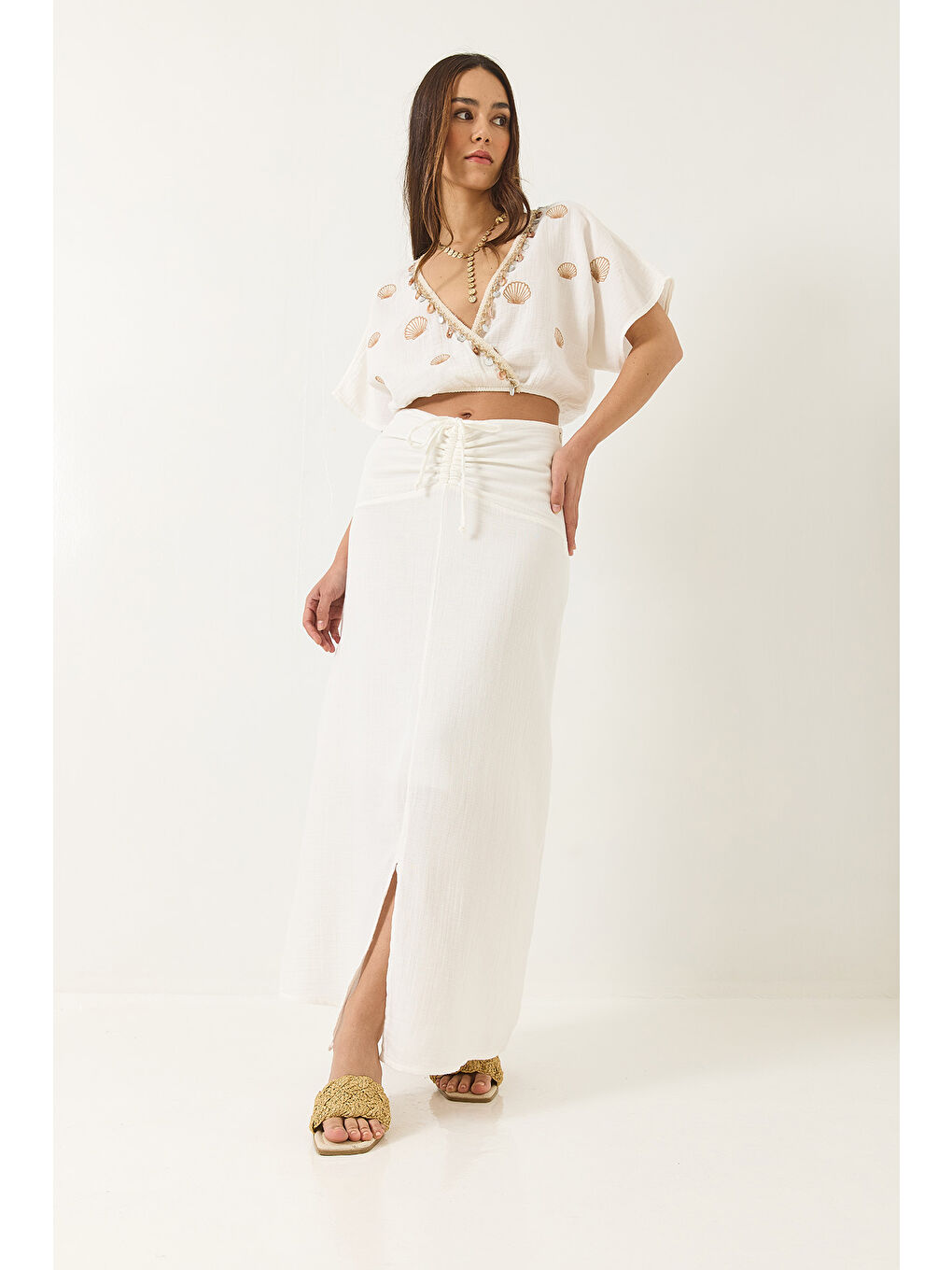 Ekru Kadın Beli Büzgülü Yırtmaçlı Astarlı Nakışlı Deniz Kabuğu Detaylı Alt-Üst Takım-2