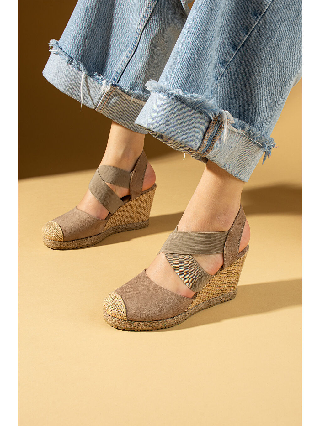 Bej Önü Kapalı Dantel Desenli Hasır Dolgu Taban Kadın Sandalet 69-73-24Süet