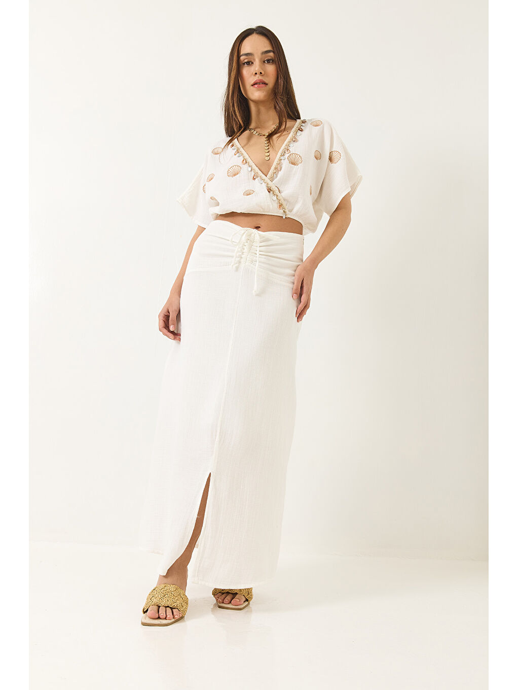 Ekru Kadın Beli Büzgülü Yırtmaçlı Astarlı Nakışlı Deniz Kabuğu Detaylı Alt-Üst Takım-3