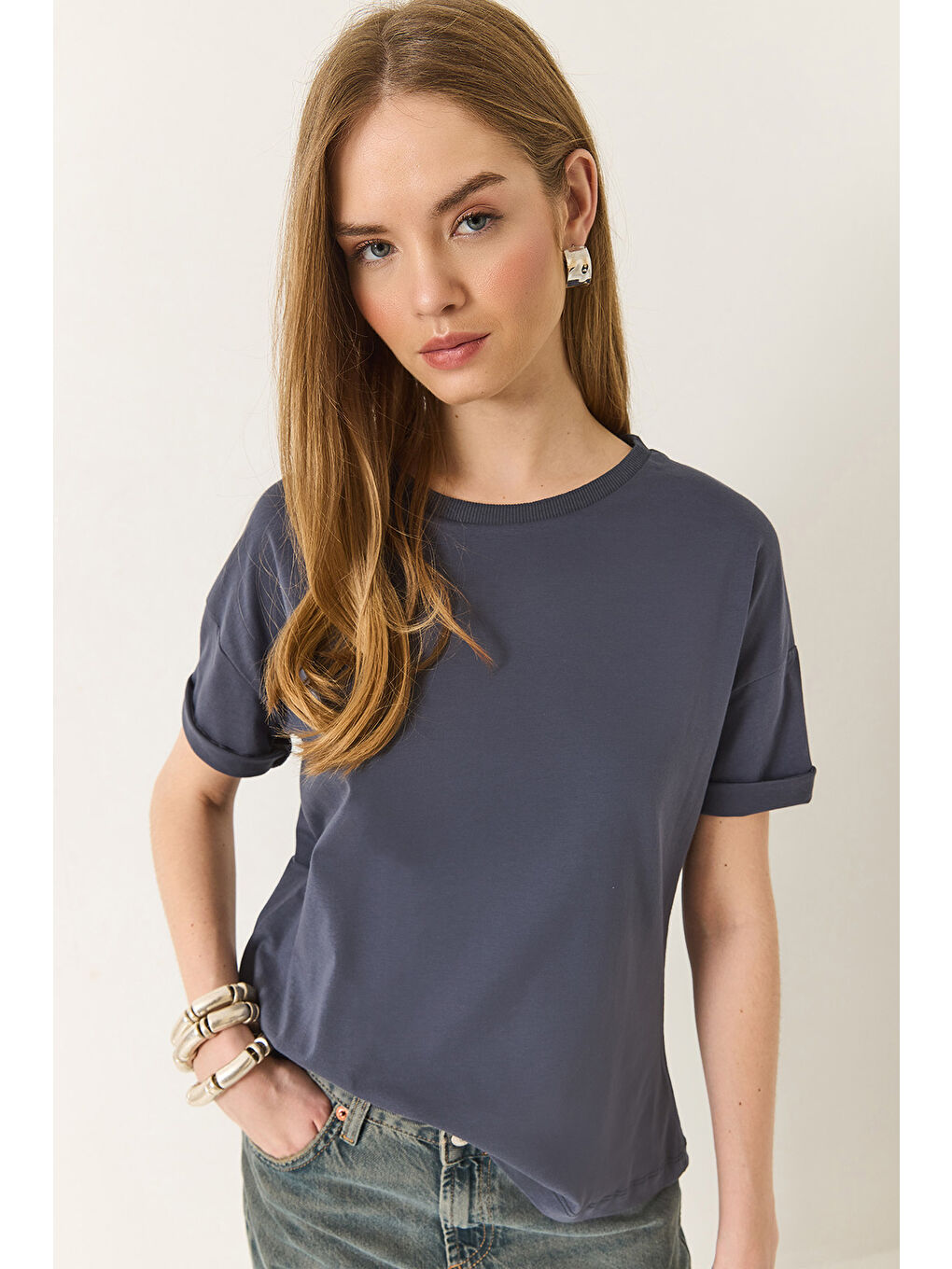 Antrasit Kadın % Organik Pamuk Relaxed Fit Yırtmaçlı Yuvarlak Yakalı T-Shirt