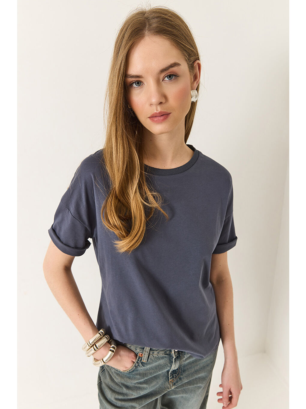 Antrasit Kadın % Organik Pamuk Relaxed Fit Yırtmaçlı Yuvarlak Yakalı T-Shirt-1