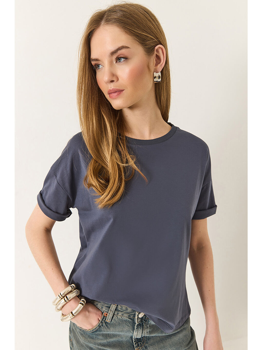 Antrasit Kadın % Organik Pamuk Relaxed Fit Yırtmaçlı Yuvarlak Yakalı T-Shirt-2