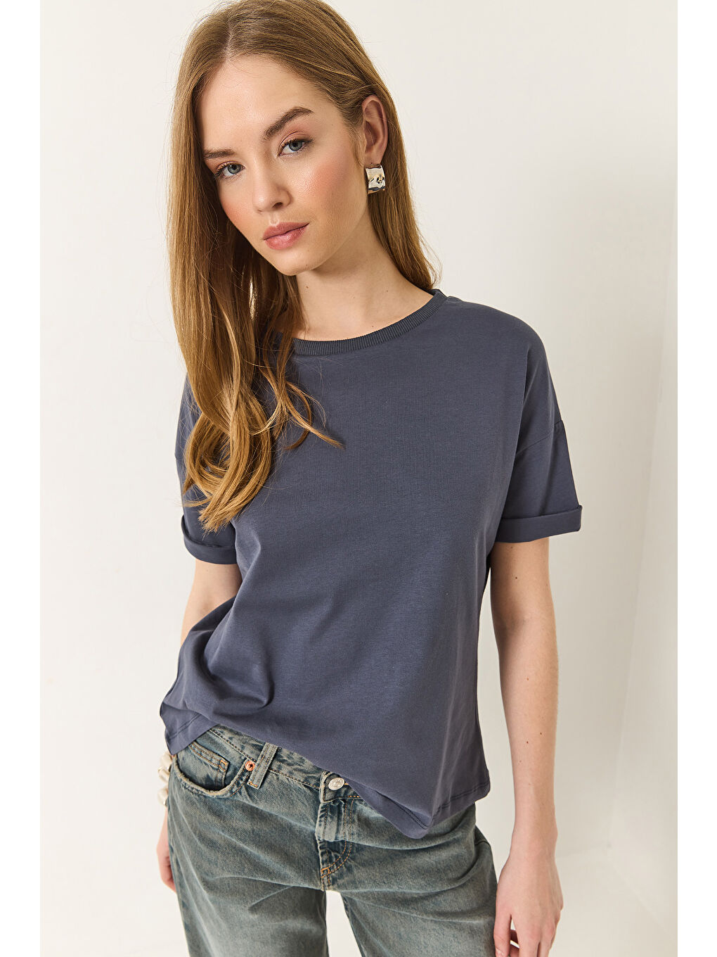 Antrasit Kadın % Organik Pamuk Relaxed Fit Yırtmaçlı Yuvarlak Yakalı T-Shirt-3