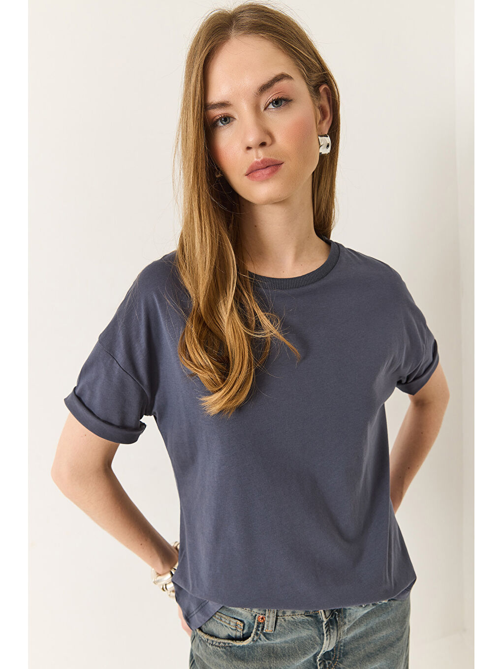 Antrasit Kadın % Organik Pamuk Relaxed Fit Yırtmaçlı Yuvarlak Yakalı T-Shirt-4