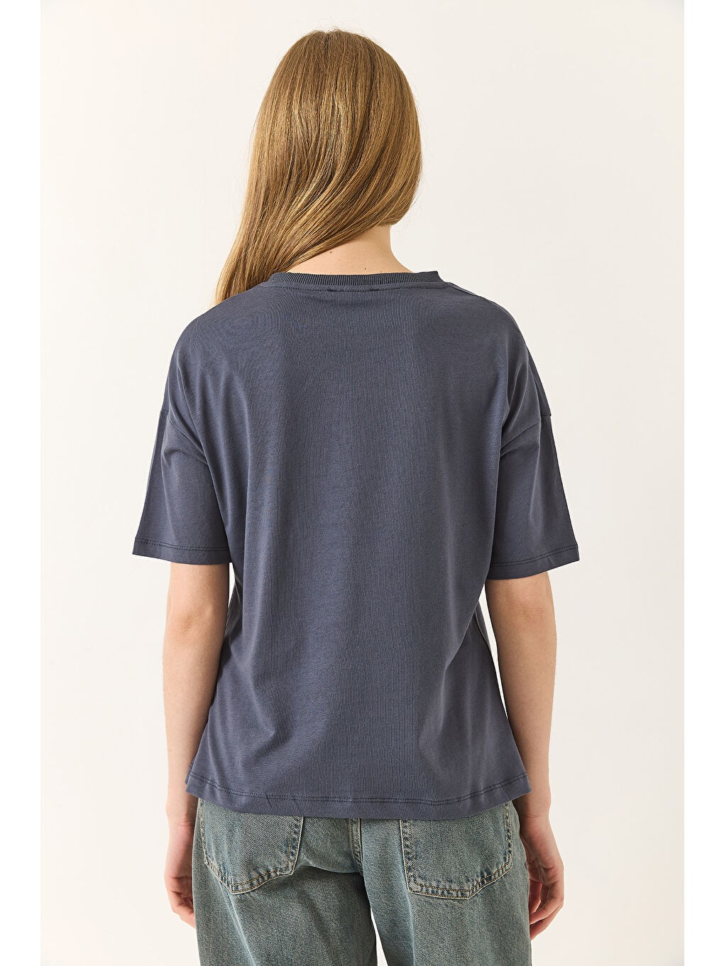 Antrasit Kadın % Organik Pamuk Relaxed Fit Yırtmaçlı Yuvarlak Yakalı T-Shirt-6