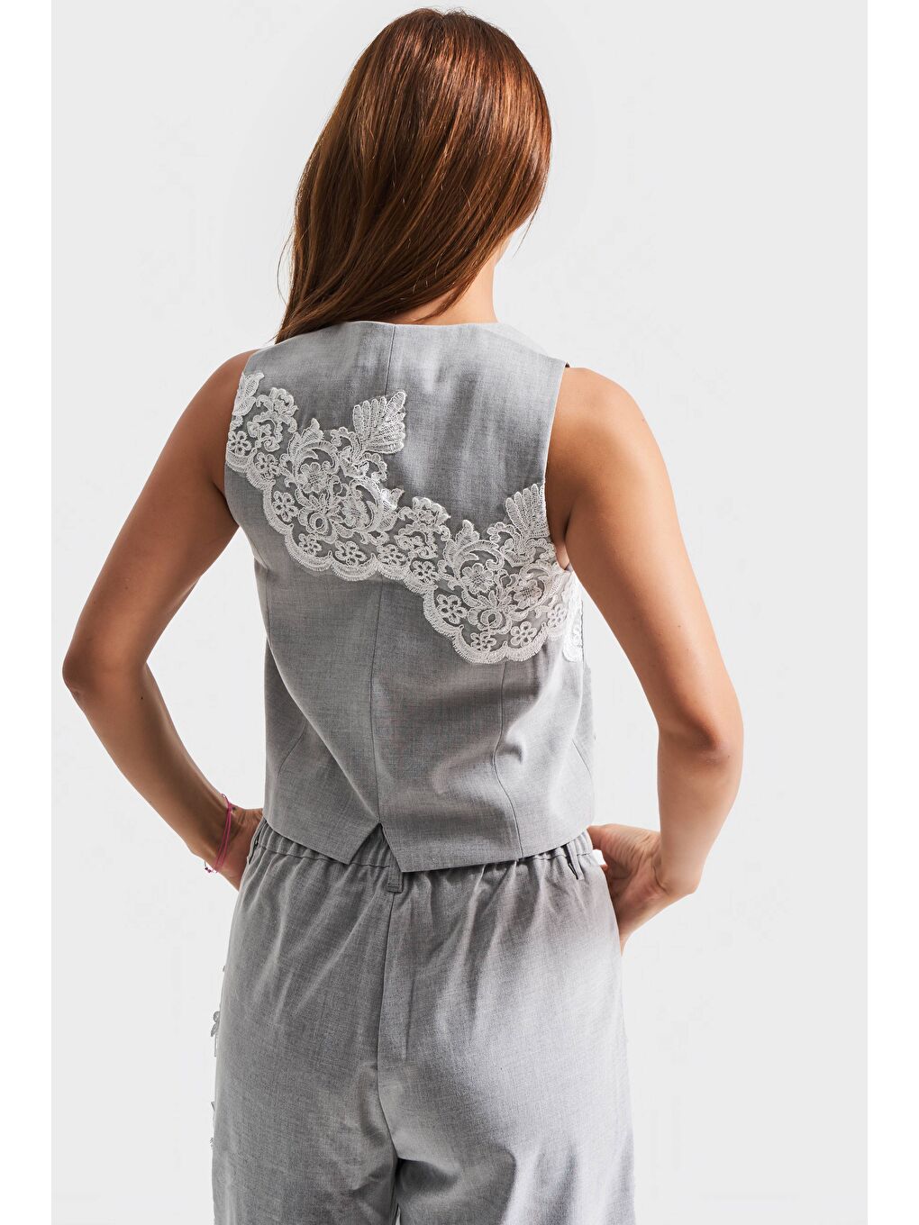 Kadın Gri Renk Dantel Nakışlı Sıfır Kol Düğmeli Tasarım Kumaş Yelek-1