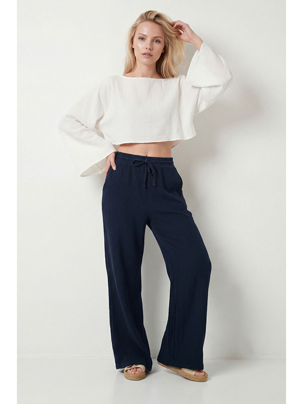 Lacivert Pamuklu Comfort Fit Yüksek Bel Geniş Paça Kadın Pantolon 668YP5540-2