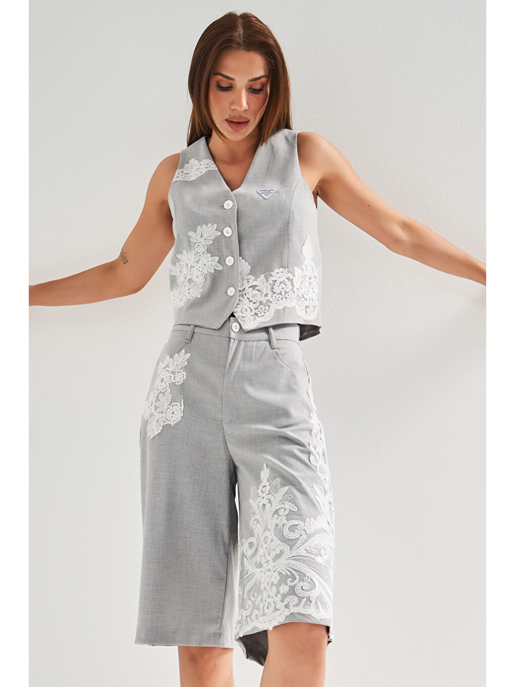 Kadın Gri Renk Dantel Nakışlı Sıfır Kol Düğmeli Tasarım Kumaş Yelek-2