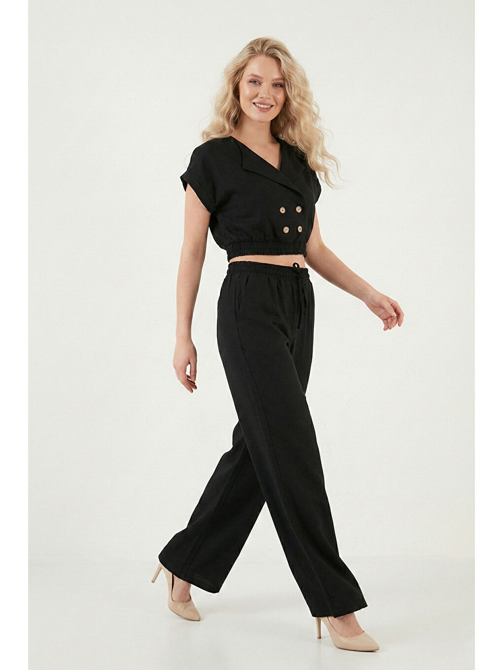 Siyah Regular Fit Kruvaze Yaka Düğme Detaylı Kadın Crop Takım 5866446-1