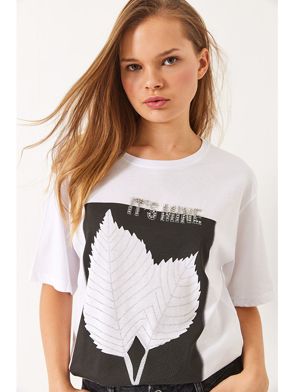 Beyaz Kadın Bisiklet Yaka Boncuk Taş Detaylı Yaprak Desen Baskılı T-Shirt-1