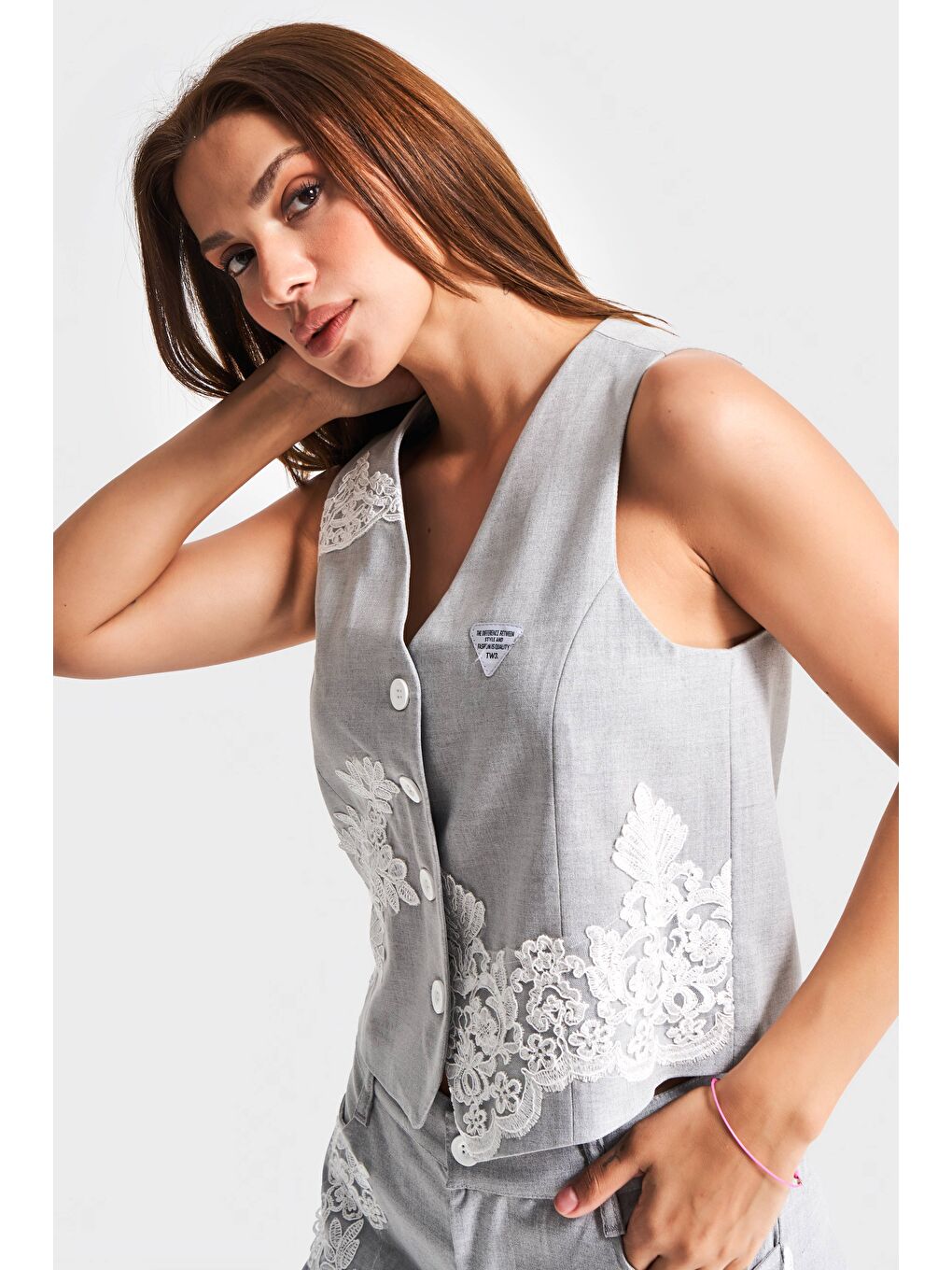 Kadın Gri Renk Dantel Nakışlı Sıfır Kol Düğmeli Tasarım Kumaş Yelek-4