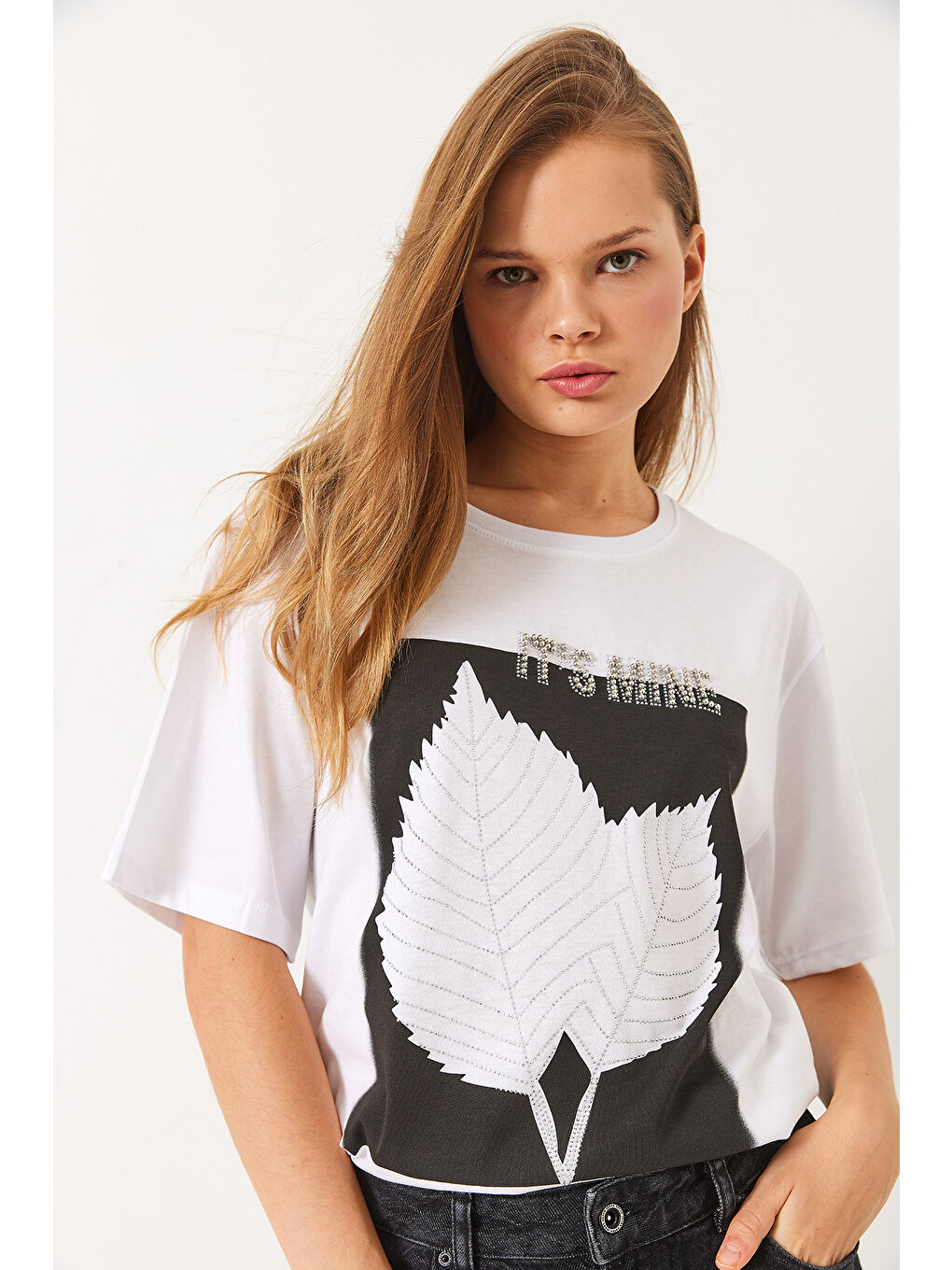 Beyaz Kadın Bisiklet Yaka Boncuk Taş Detaylı Yaprak Desen Baskılı T-Shirt-3