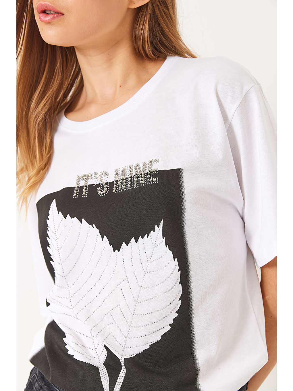 Beyaz Kadın Bisiklet Yaka Boncuk Taş Detaylı Yaprak Desen Baskılı T-Shirt-4