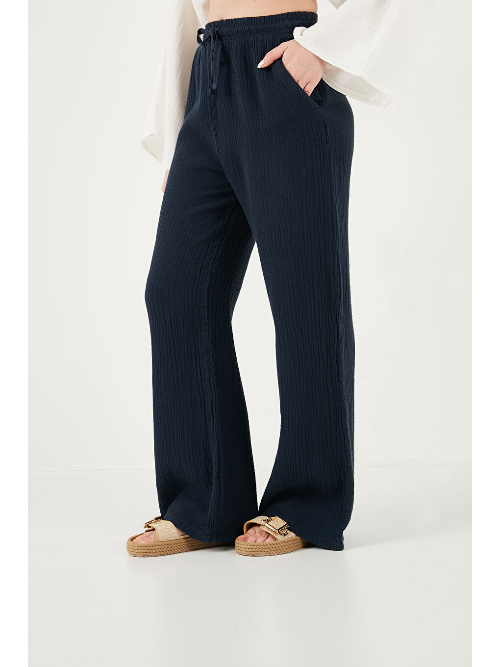 Lacivert Pamuklu Comfort Fit Yüksek Bel Geniş Paça Kadın Pantolon 668YP5540-3