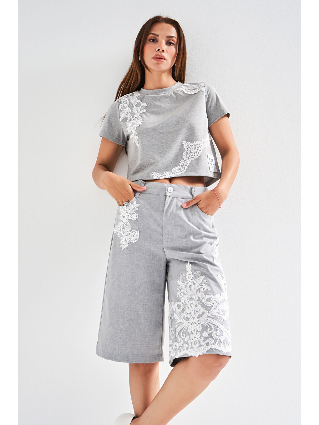 Kadın Gri Renk Dantel Nakışlı Midi Boy Tasarım Kumaş Bermuda Şort