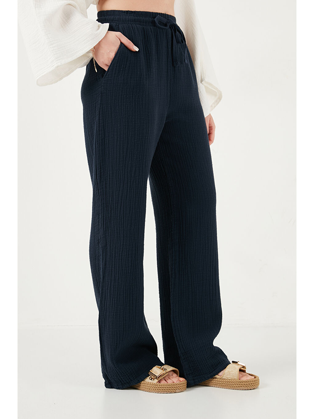 Lacivert Pamuklu Comfort Fit Yüksek Bel Geniş Paça Kadın Pantolon 668YP5540-4