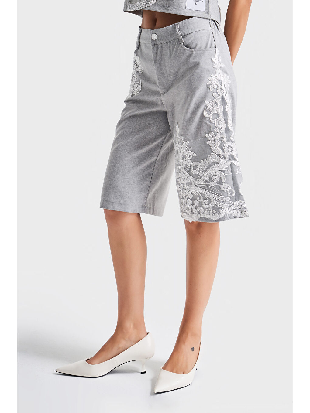 Kadın Gri Renk Dantel Nakışlı Midi Boy Tasarım Kumaş Bermuda Şort-1