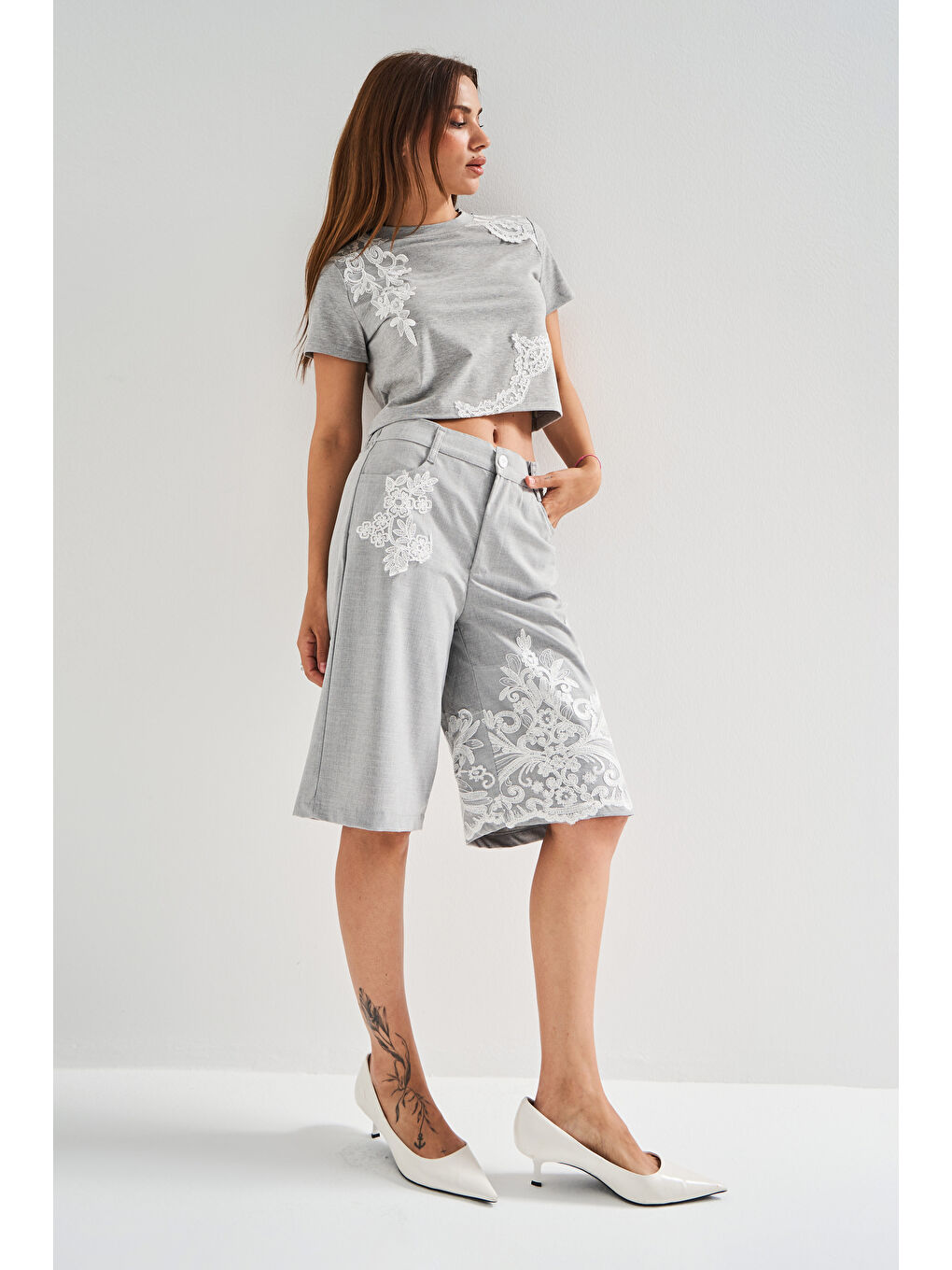 Kadın Gri Renk Dantel Nakışlı Midi Boy Tasarım Kumaş Bermuda Şort-2