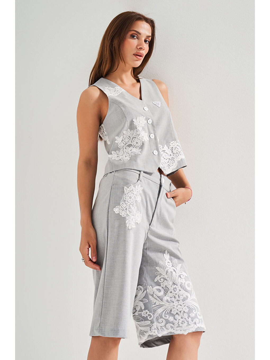 Kadın Gri Renk Dantel Nakışlı Midi Boy Tasarım Kumaş Bermuda Şort-4