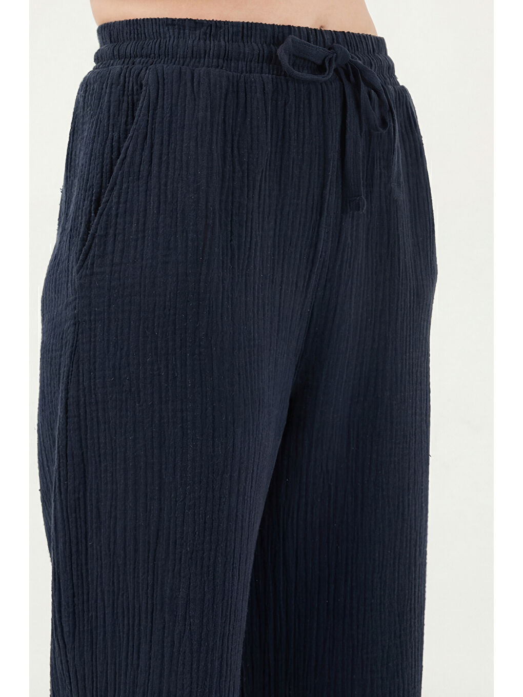 Lacivert Pamuklu Comfort Fit Yüksek Bel Geniş Paça Kadın Pantolon 668YP5540-5