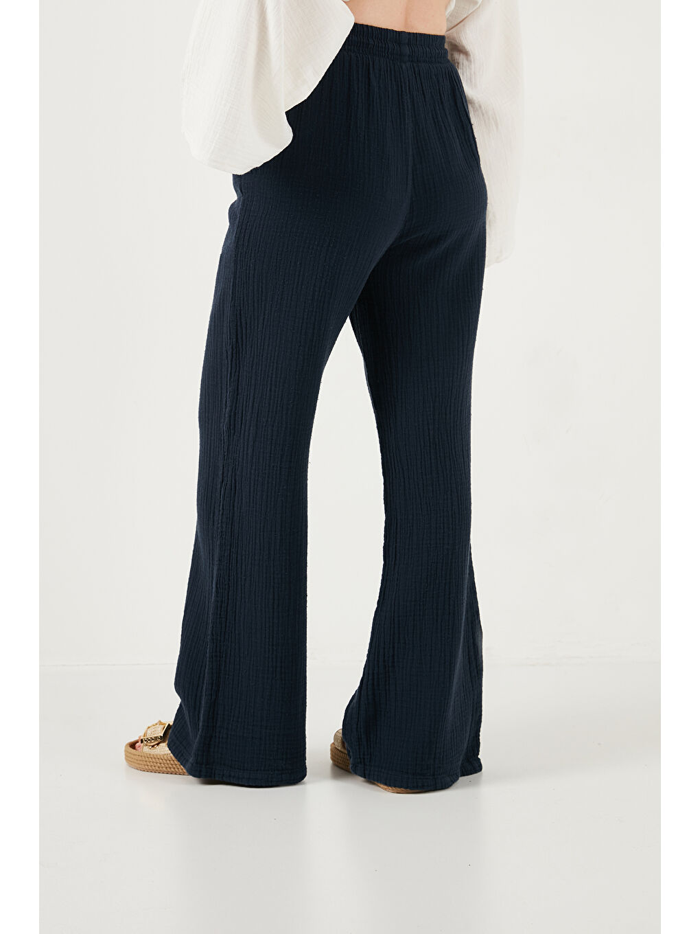 Lacivert Pamuklu Comfort Fit Yüksek Bel Geniş Paça Kadın Pantolon 668YP5540-6
