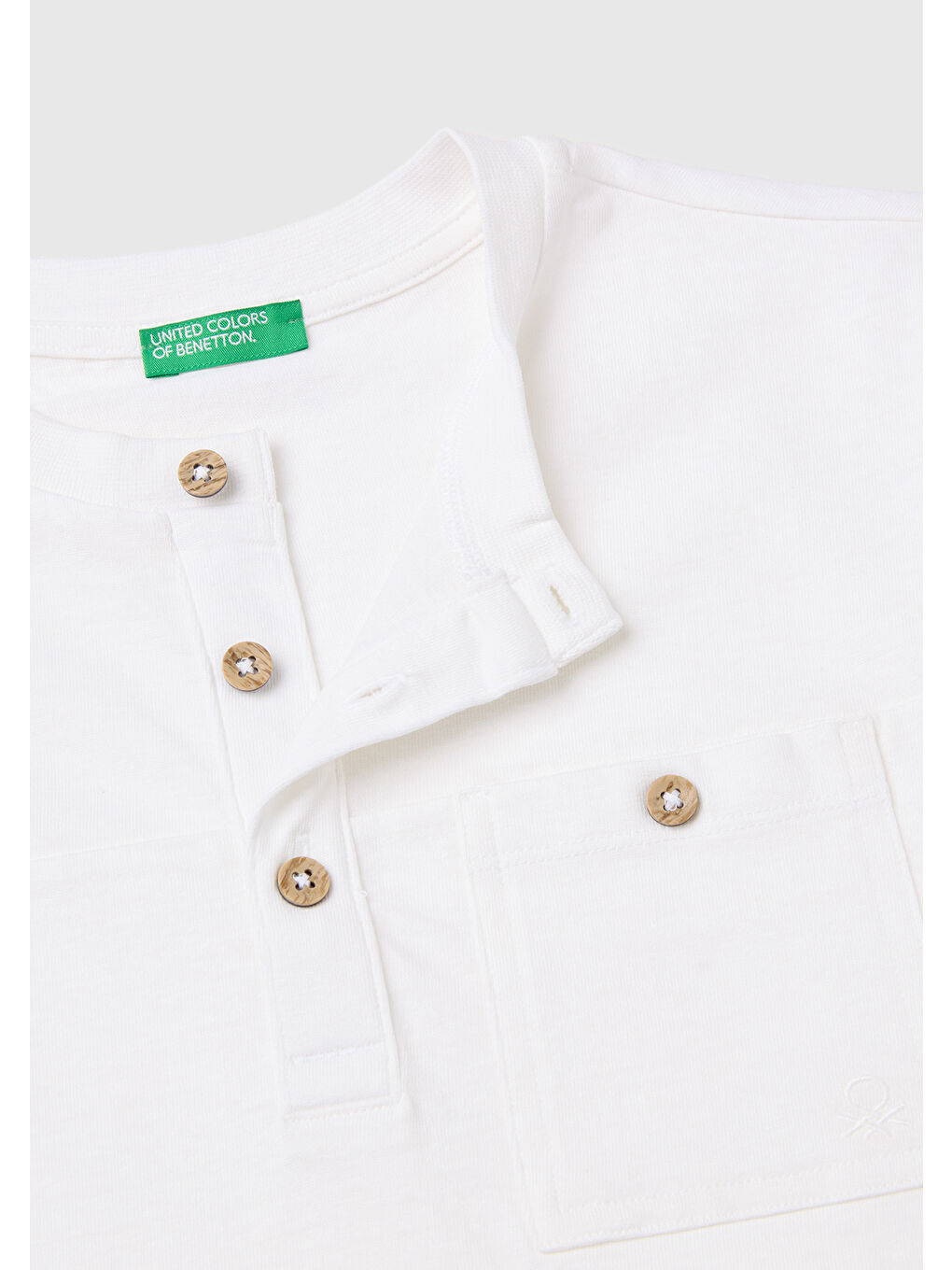 Erkek Çocuk Beyaz Logo İşlemeli Düğmeli Cep Detaylı Henley Yaka T-Shirt-2