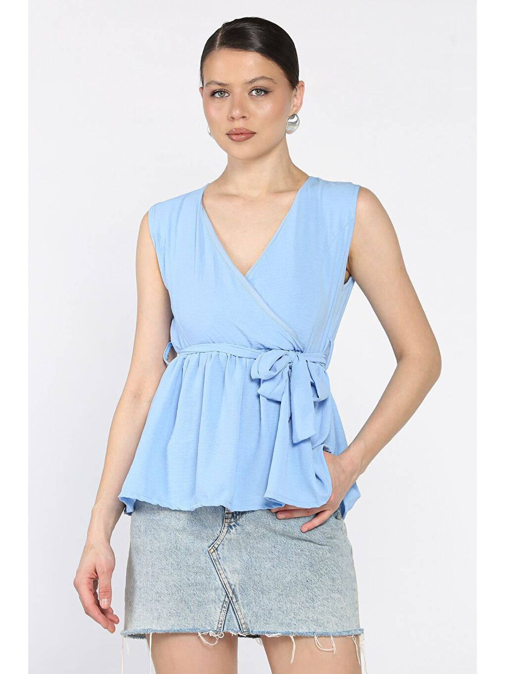 Mavi Kruvaze Yaka Bel Lastikli Sıfır Kol Kadın Bluz