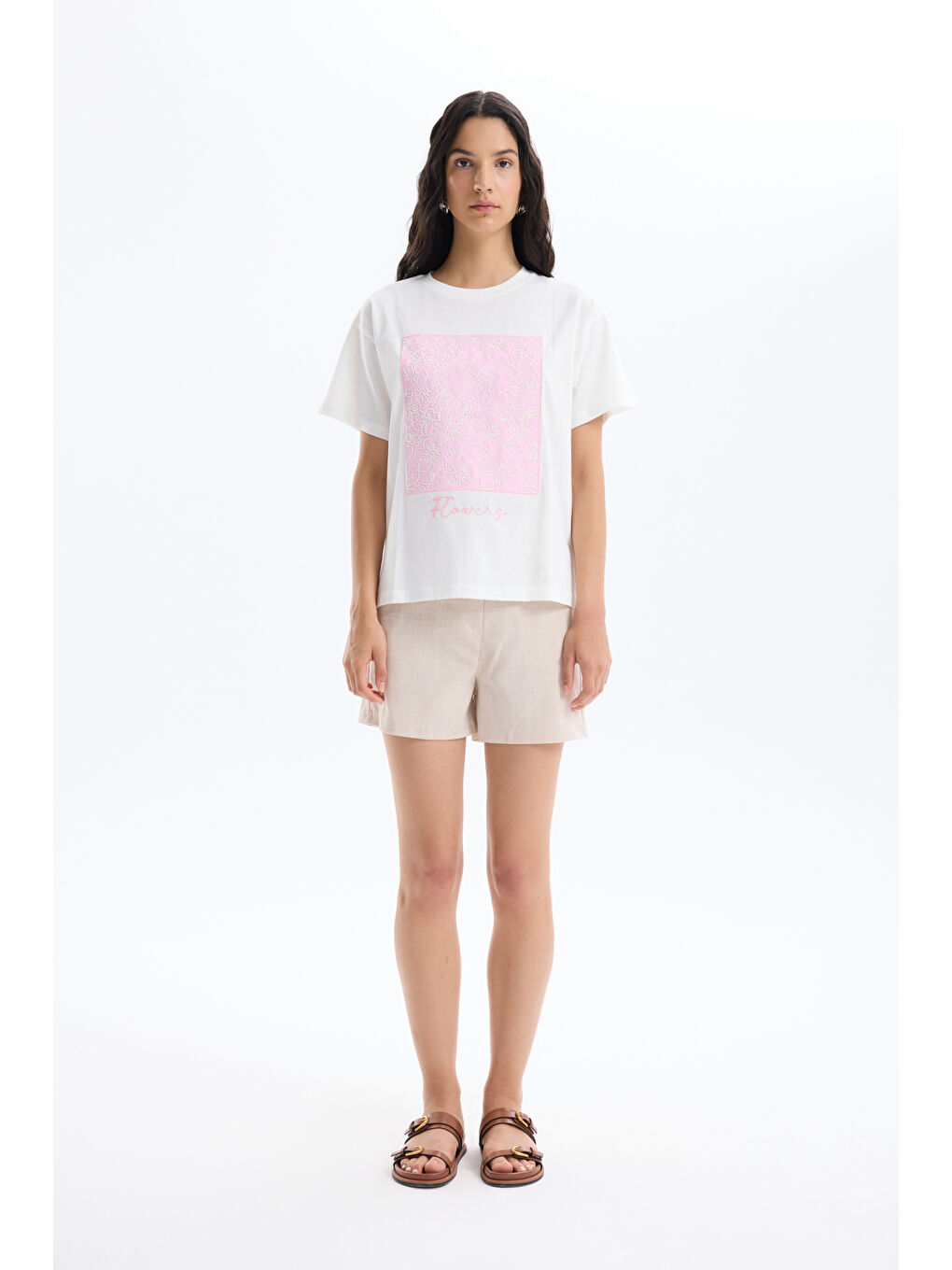 Blok Detaylı Çiçek Nakışlı Tişört Ekru-2