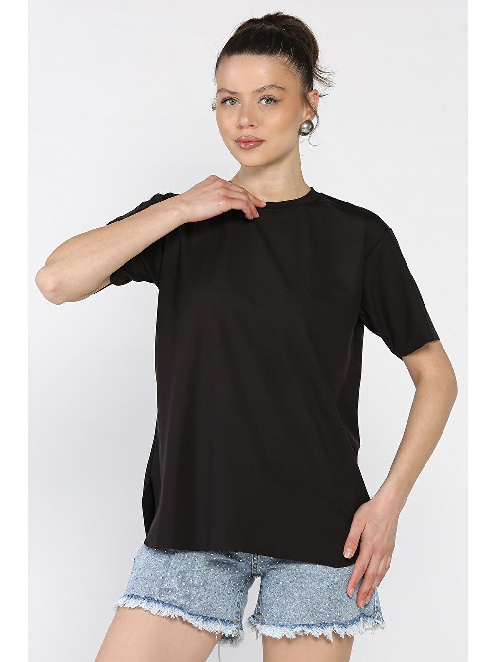 Siyah Bisiklet Yaka Yan Yırtmaçlı Kadın Tişört-1