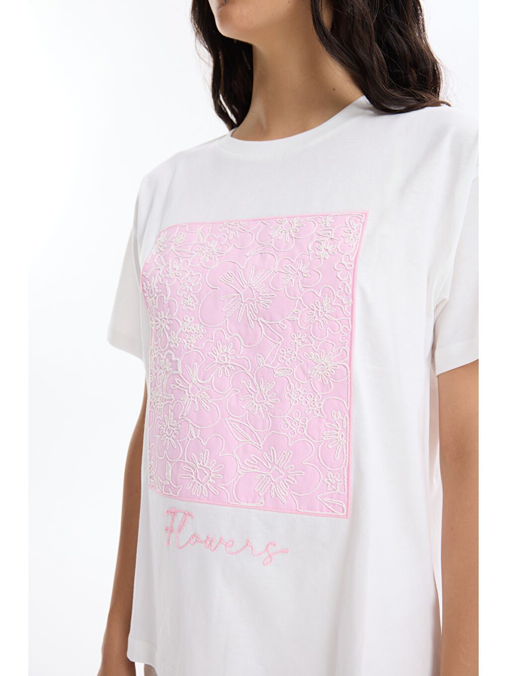 Blok Detaylı Çiçek Nakışlı Tişört Ekru-3