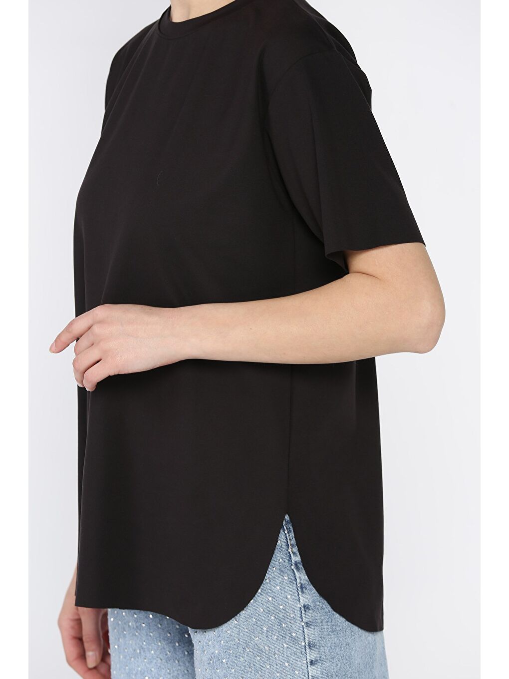 Siyah Bisiklet Yaka Yan Yırtmaçlı Kadın Tişört-3