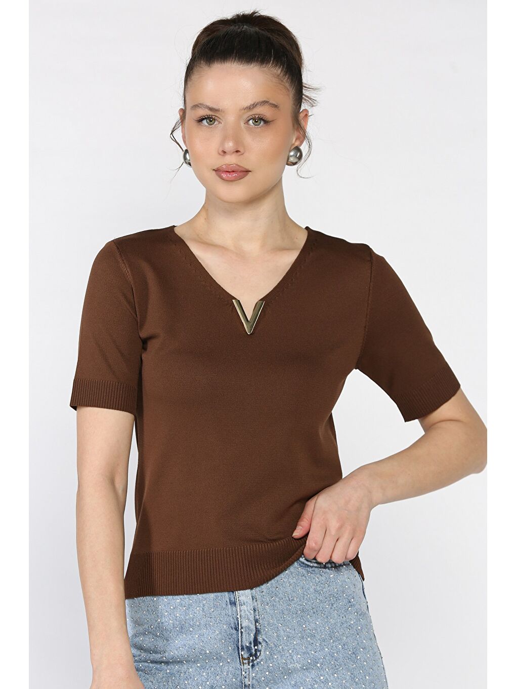 Kahverengi Kadın V Yaka Aksesuarlı Triko Bluz