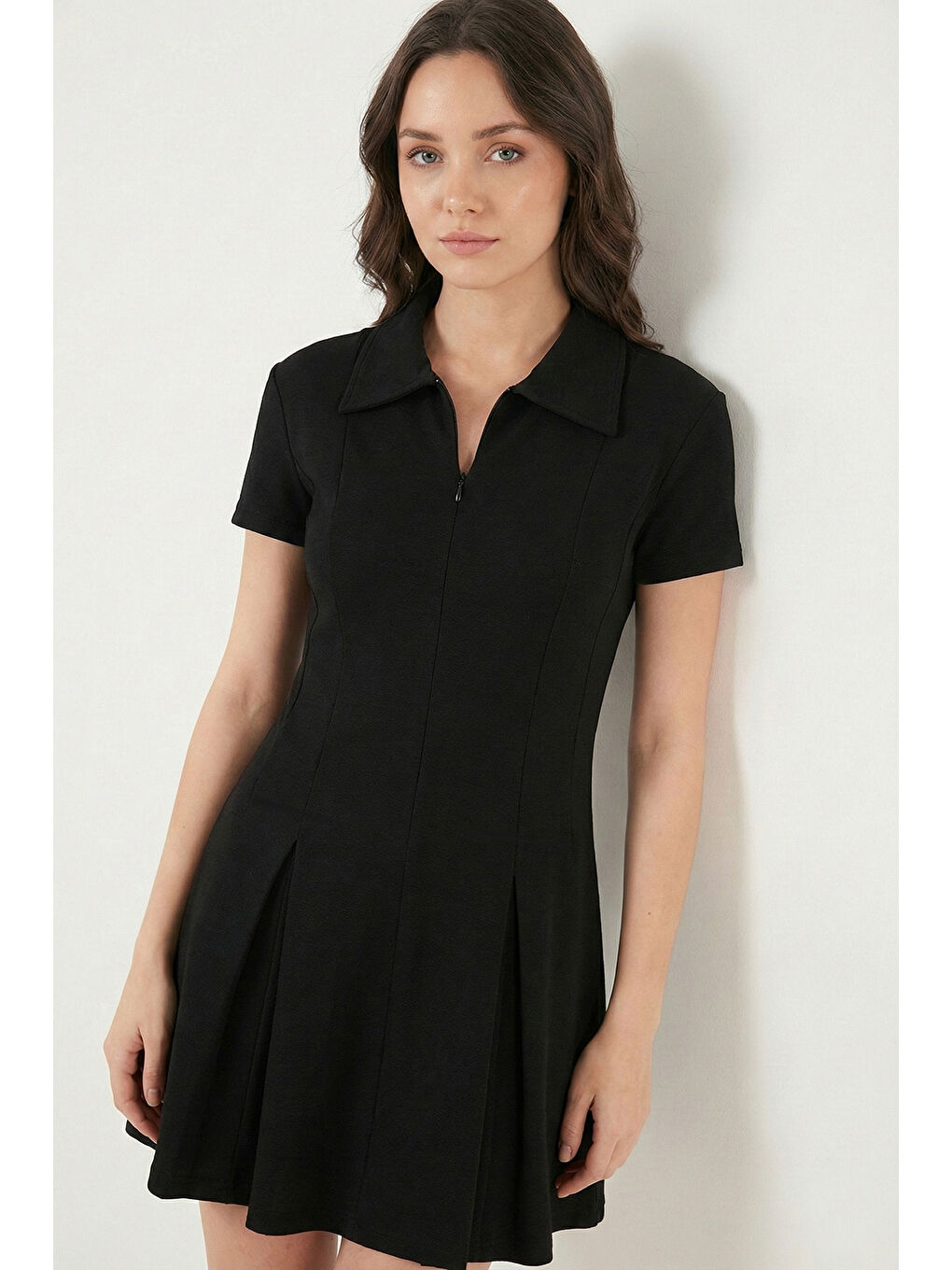 Siyah Fitted Fit Klasik Yaka Fermuar Detaylı Pileli Kadın Mini Elbise 5866659-2