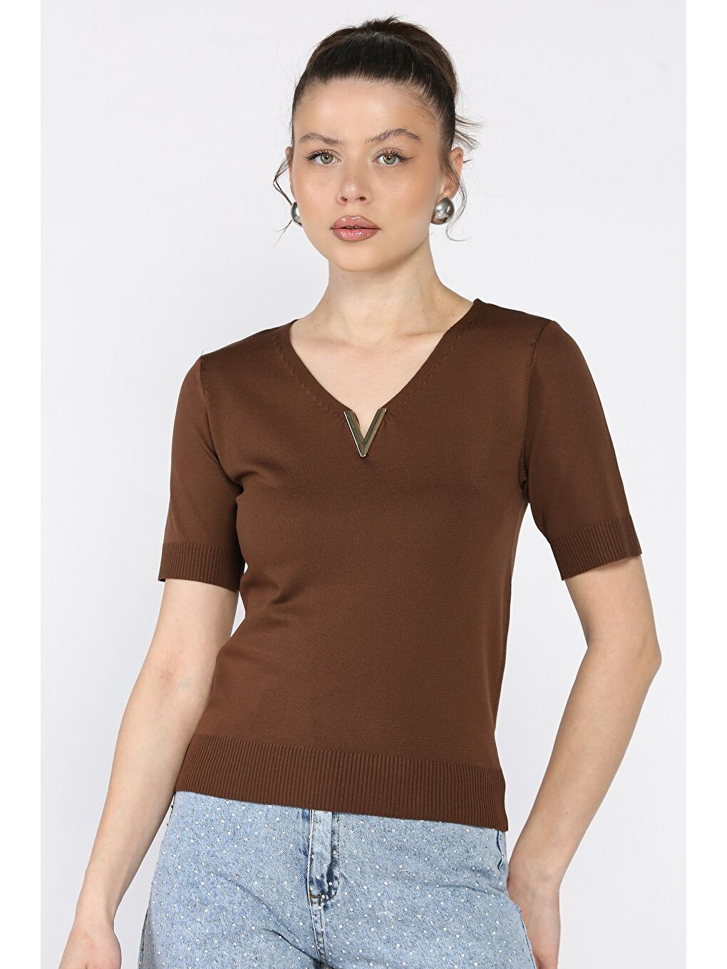 Kahverengi Kadın V Yaka Aksesuarlı Triko Bluz-1
