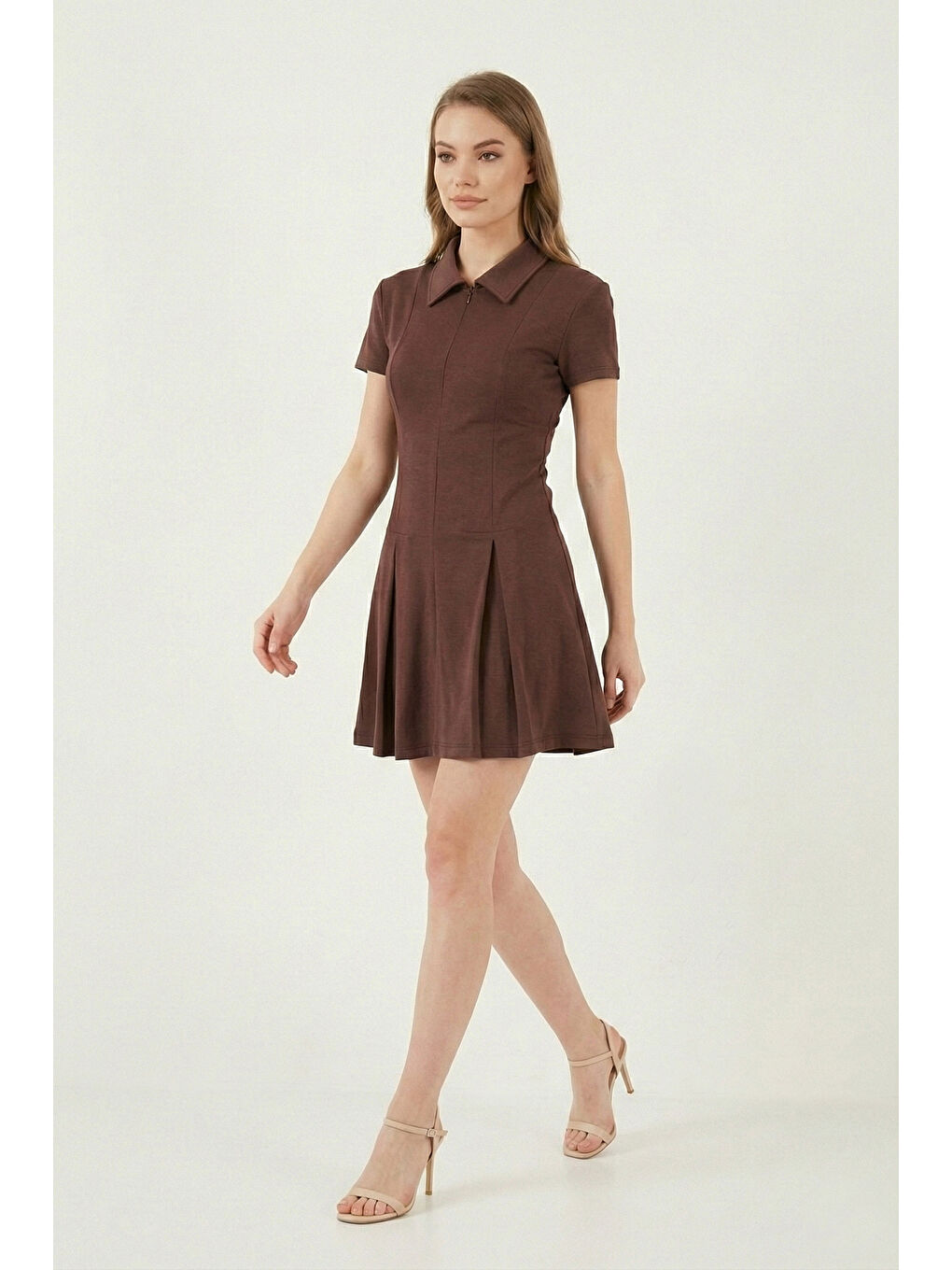 Kahverengi Fitted Fit Klasik Yaka Fermuar Detaylı Pileli Kadın Mini Elbise 5866659-1