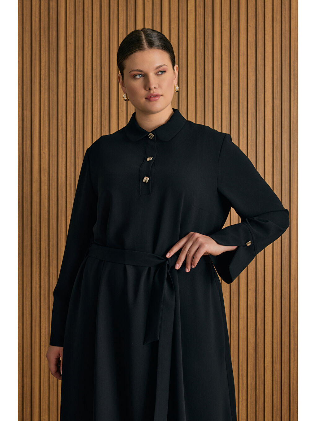 Siyah Yakası Düğmeli Elbise-1