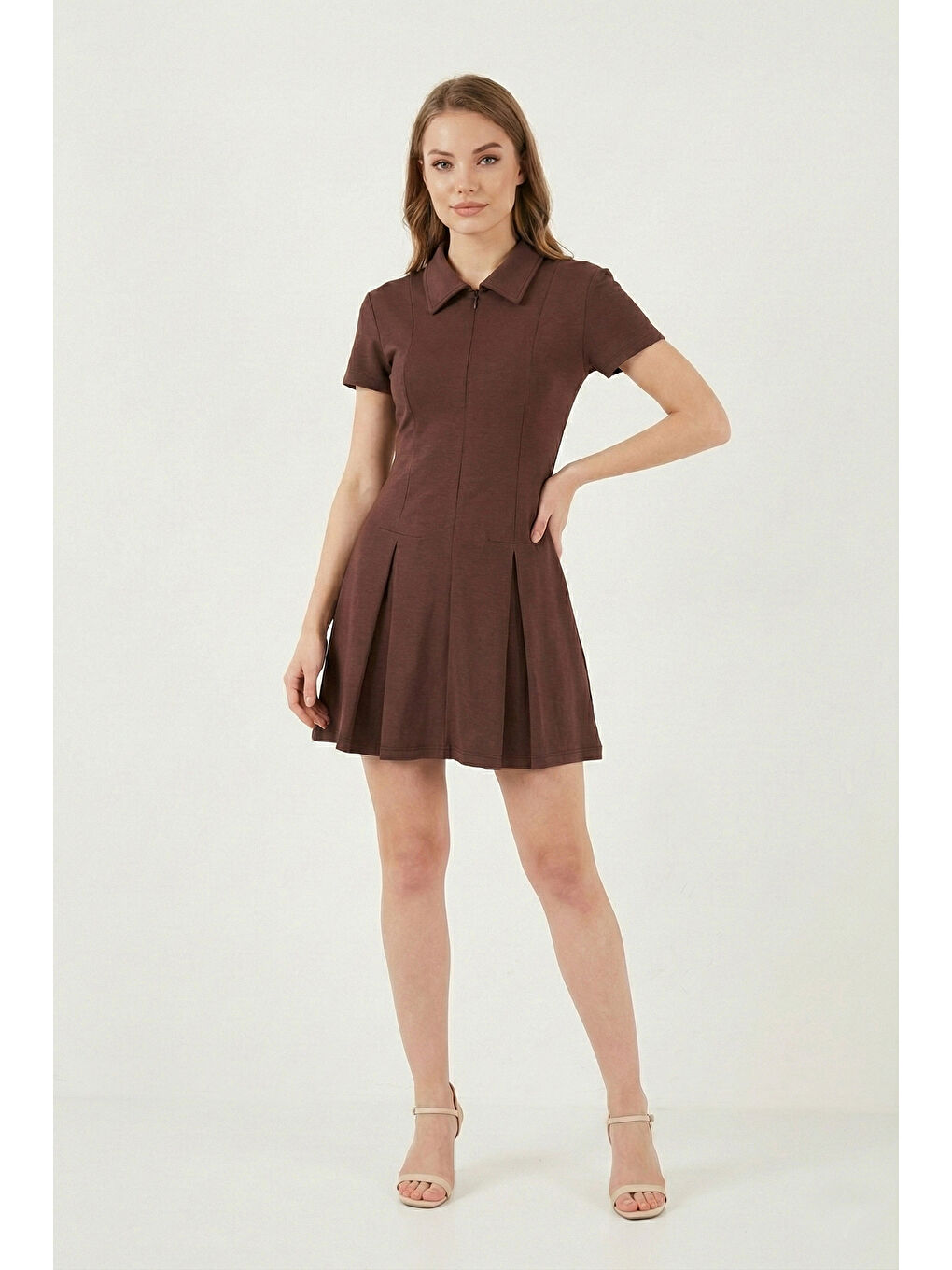 Kahverengi Fitted Fit Klasik Yaka Fermuar Detaylı Pileli Kadın Mini Elbise 5866659-2