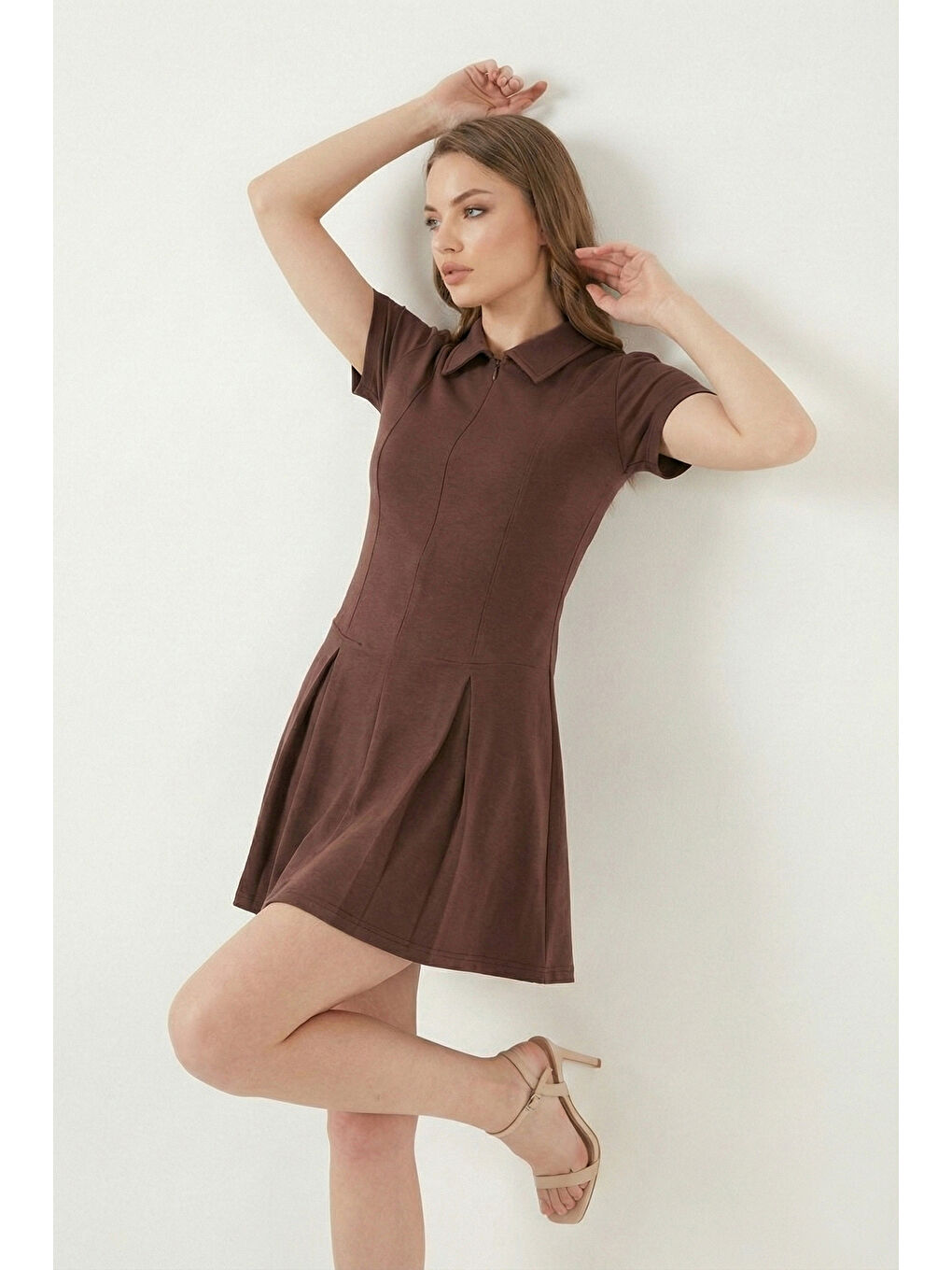 Kahverengi Fitted Fit Klasik Yaka Fermuar Detaylı Pileli Kadın Mini Elbise 5866659-4