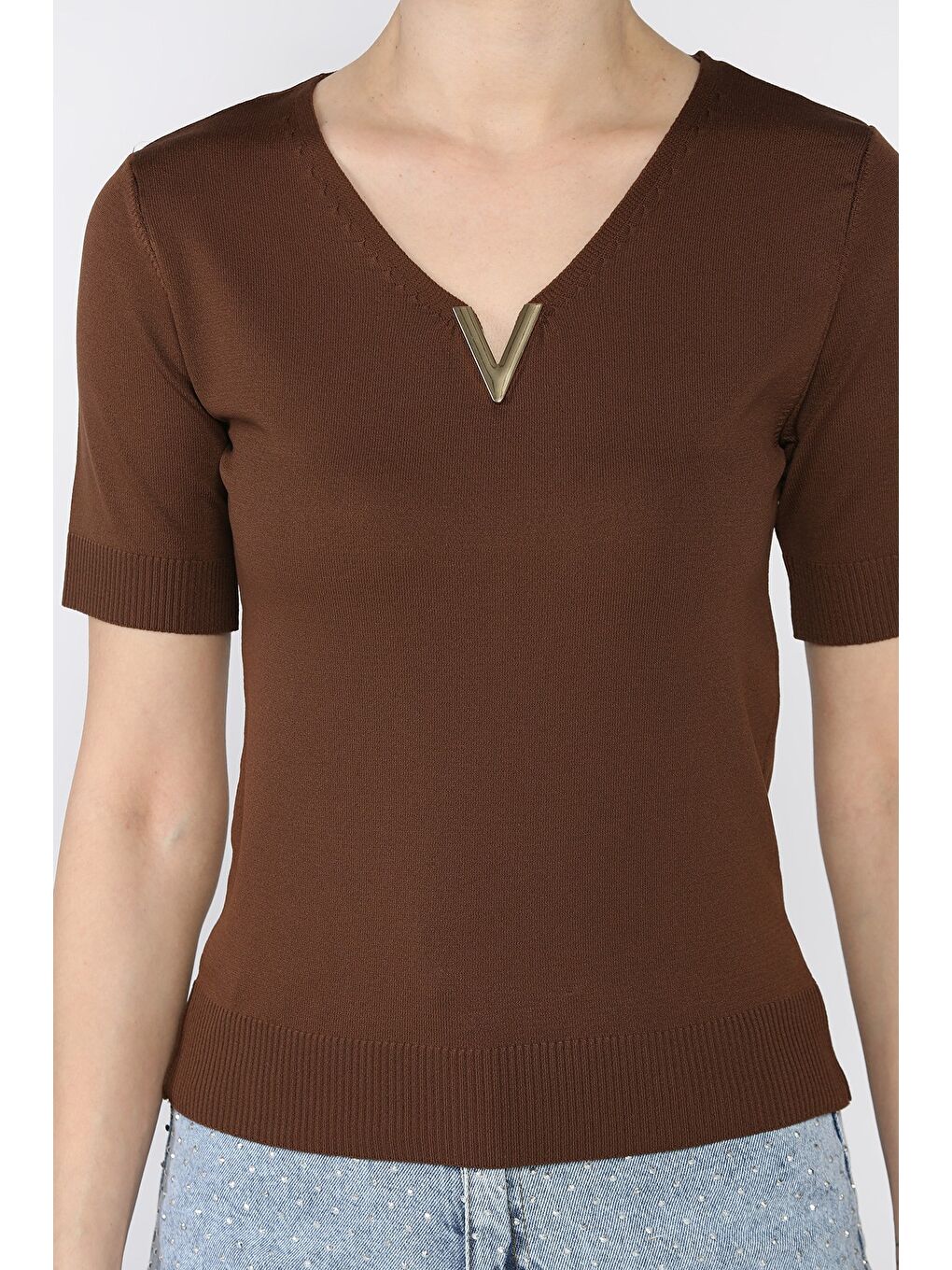 Kahverengi Kadın V Yaka Aksesuarlı Triko Bluz-3