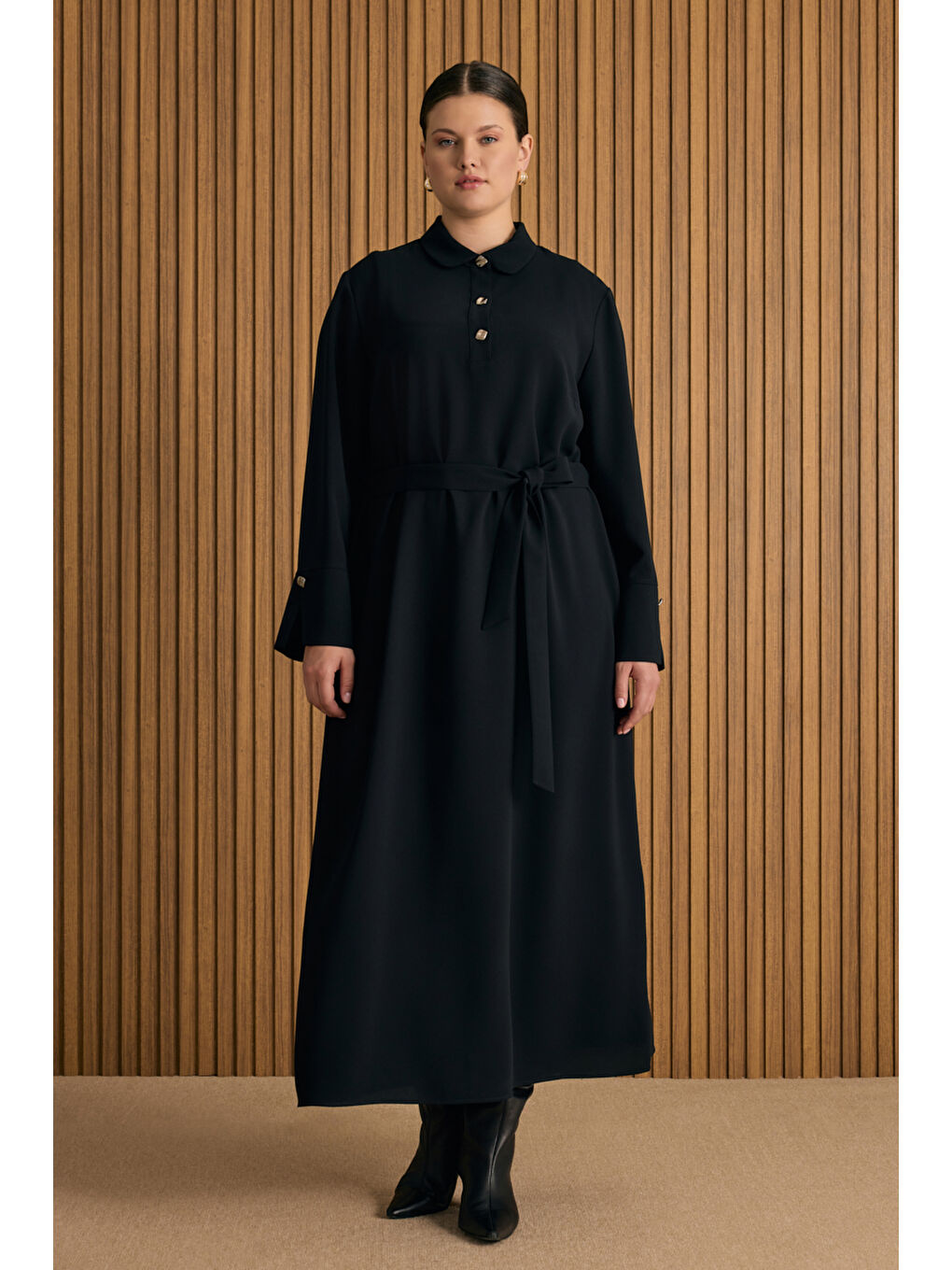 Siyah Yakası Düğmeli Elbise-2