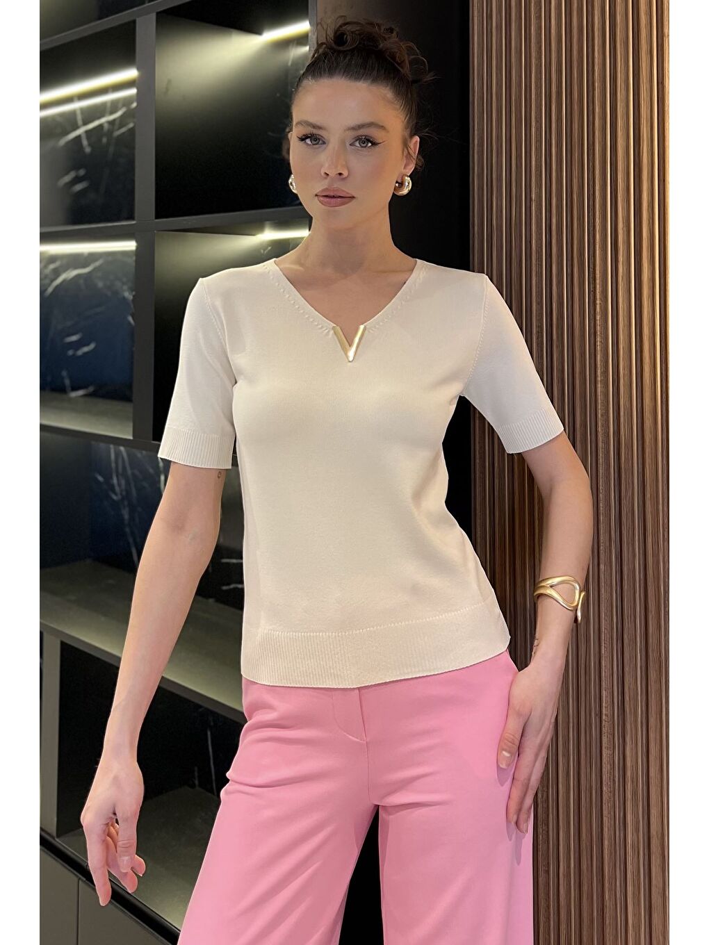 Ekru Kadın V Yaka Aksesuarlı Triko Bluz