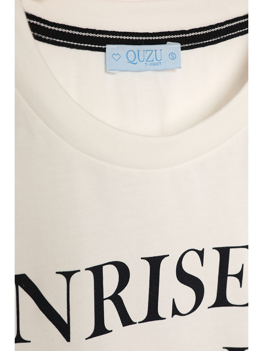 Biye Detaylı Yazı Baskılı Crop Tişört Ekru-1