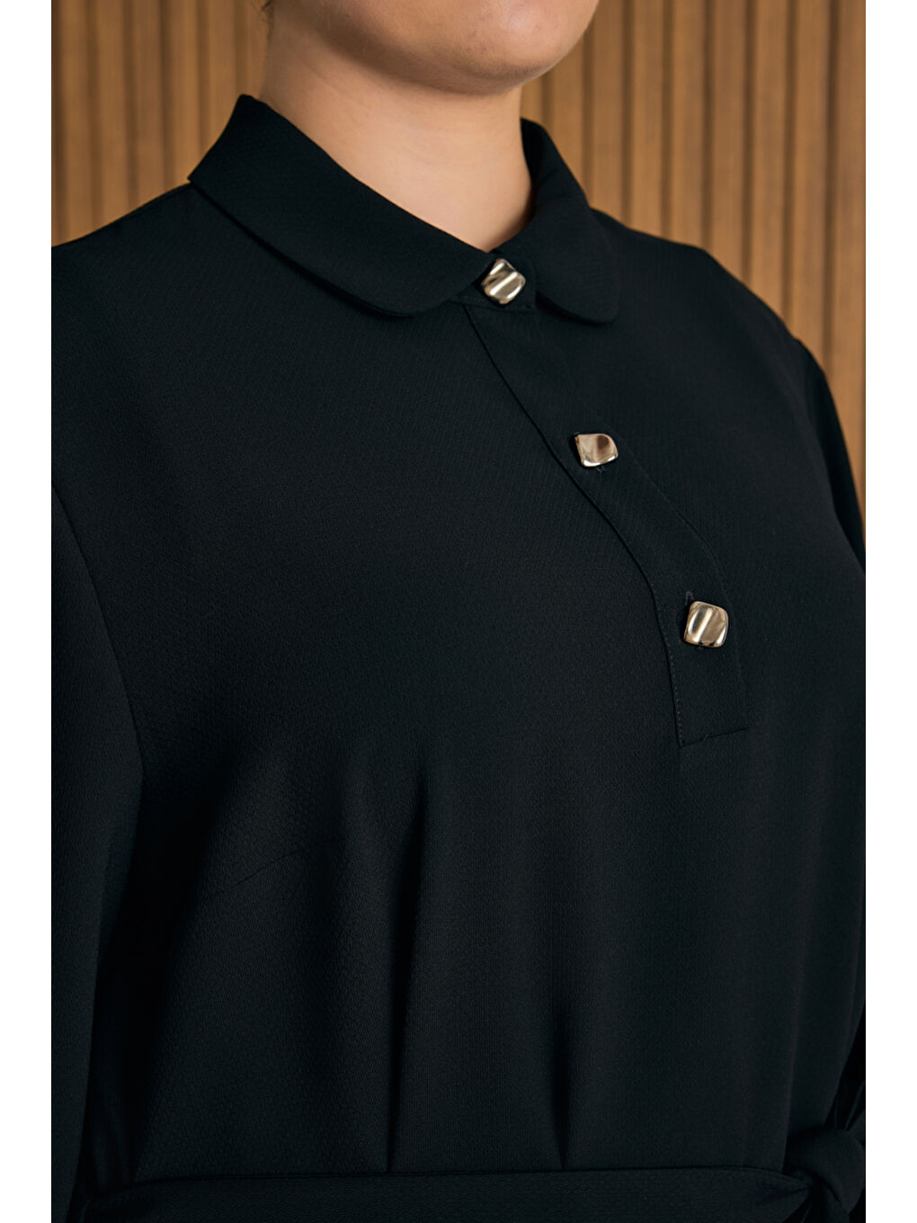 Siyah Yakası Düğmeli Elbise-4