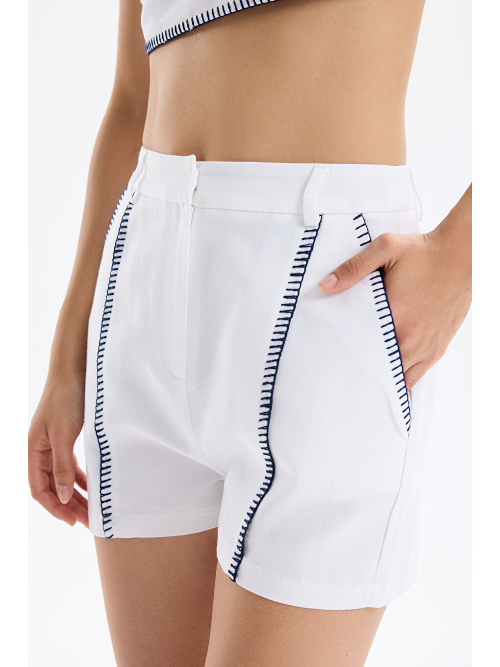 Dikiş Çizgili Keten Mini Şort Beyaz-2