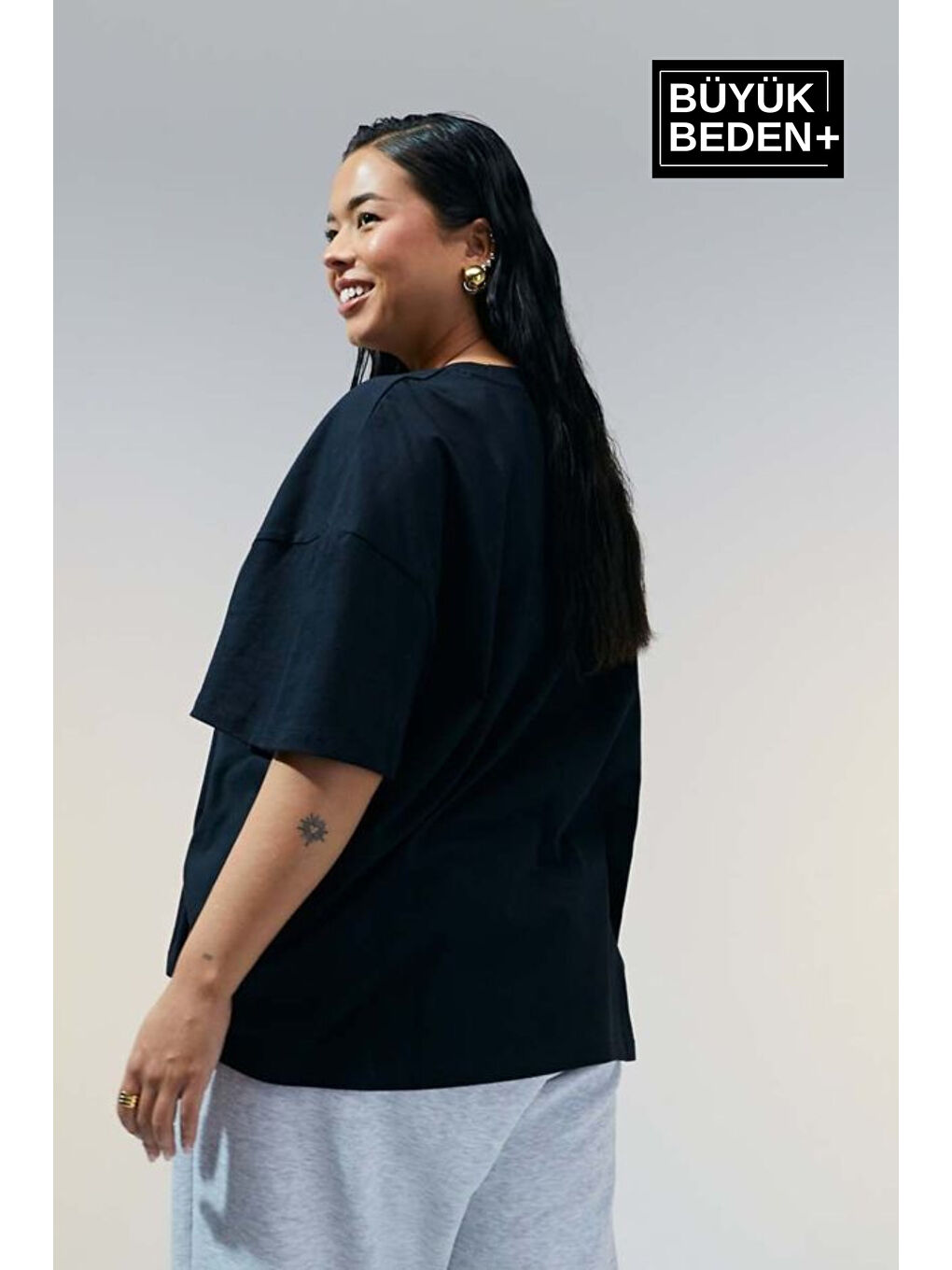 Siyah Kadın Büyük Beden N Baskılı Bisiklet Yaka Tshırt SPR25BTSK902-1