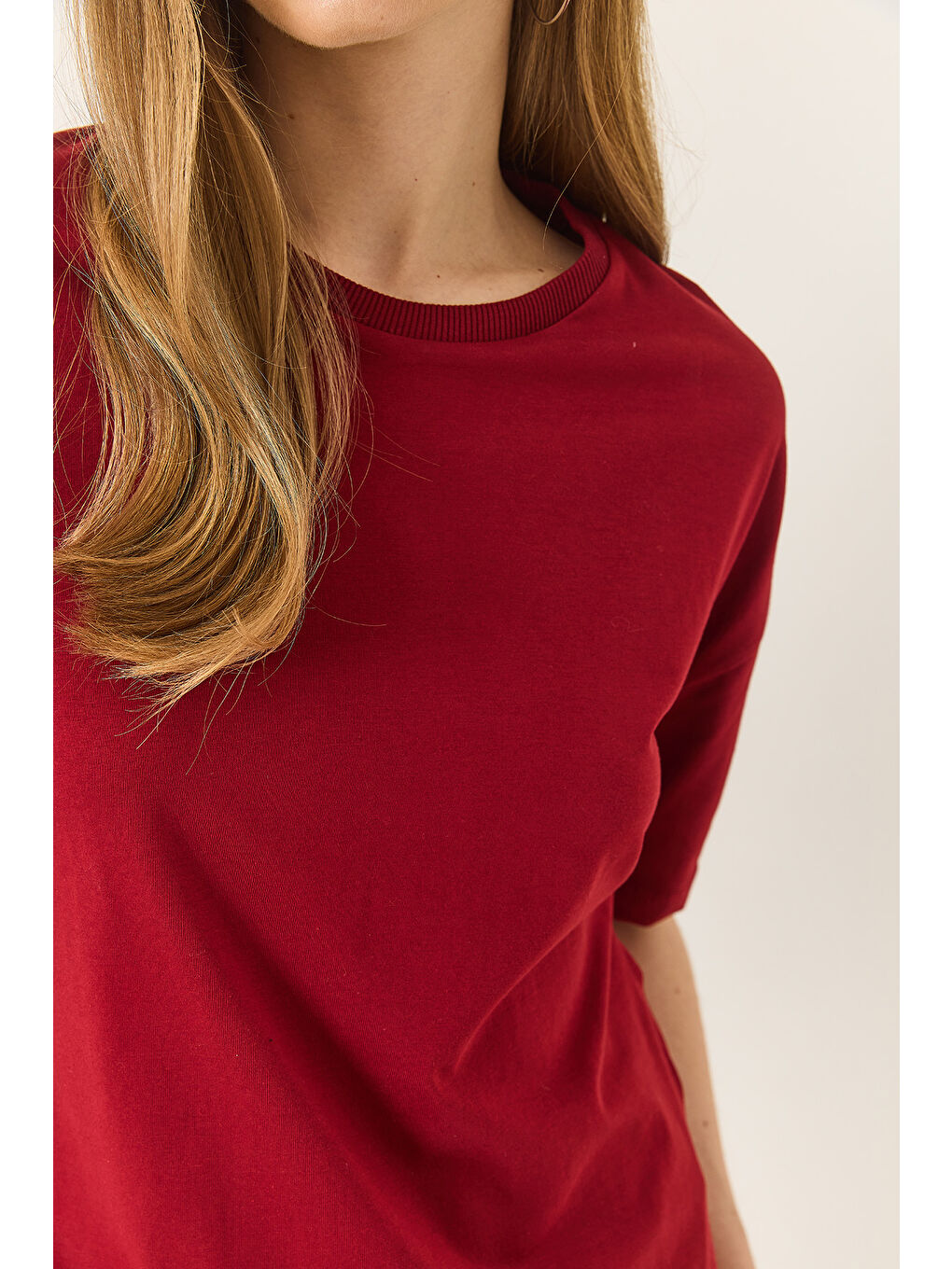 Bordo Kadın % Organik Pamuk Relaxed Fit Yırtmaçlı Yuvarlak Yakalı T-Shirt-5