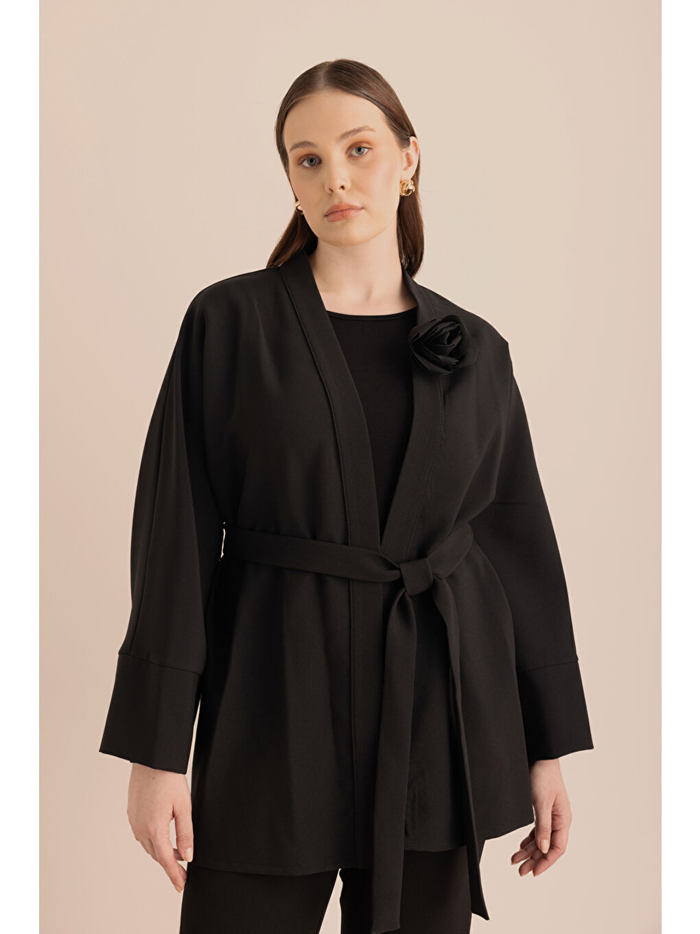 Siyah Kumaş Broşlu Kimono